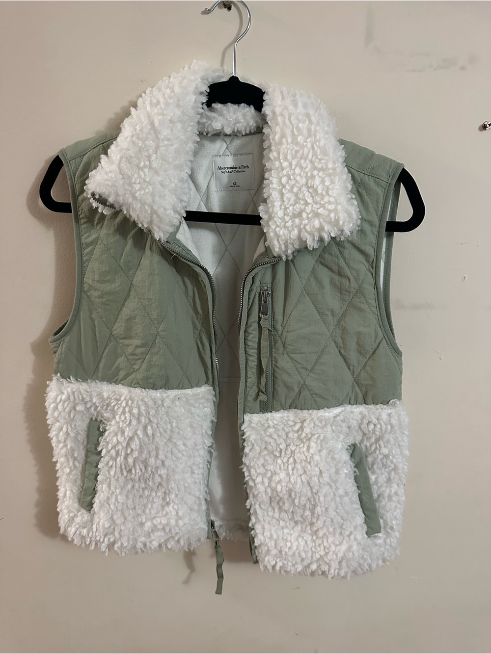 Abercrombie & Fitch Quilted Sherpa Vest - Sage Green & White